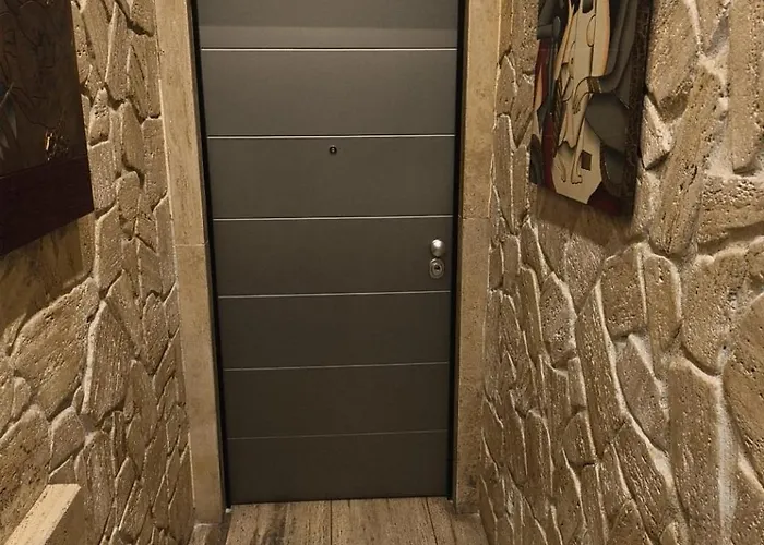 Jadore Monic Konukevi *